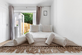 The Kensal Suite - Modern, Warm & Cosy Studio Apartment
